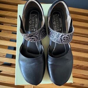 New in box, L’ARTISTE “Pansy” black leather Mary Janes.